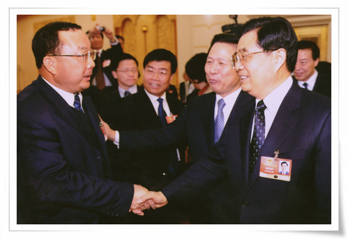 在十一屆全國人大會議上，時任中共中央總書記胡錦濤親切接見集團創(chuàng)始人劉慶年