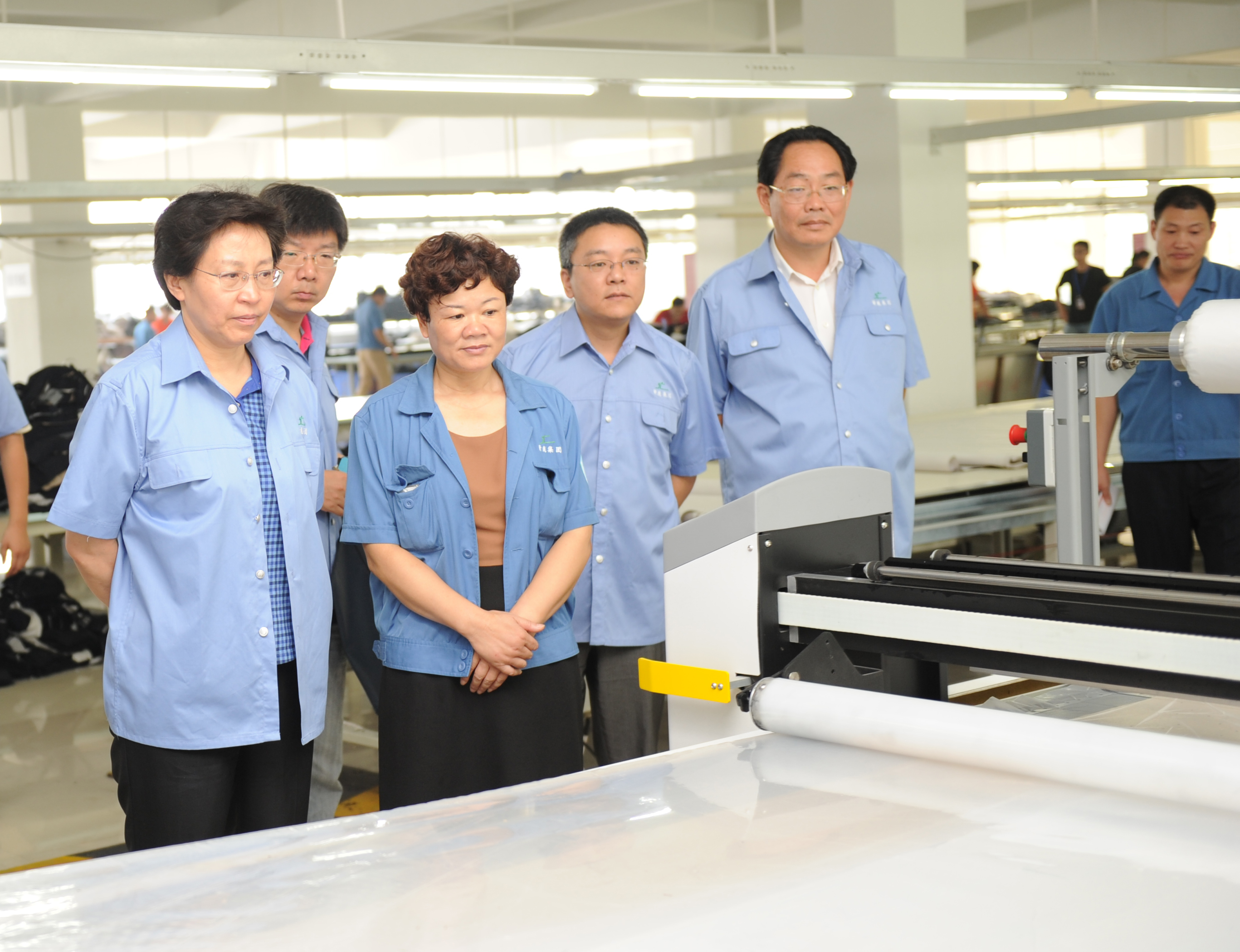 原江蘇省總工會主席，現(xiàn)江蘇省人大常委會副主任邢春寧在市人大常委會副主任楊明強陪同下與職工同勞動
