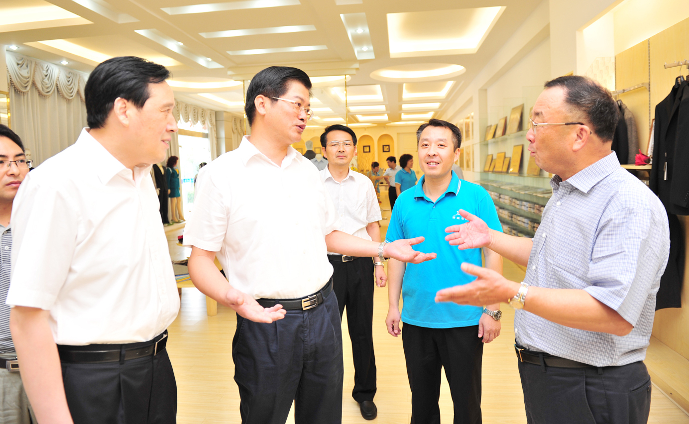 市原宿遷市委書記，現(xiàn)江蘇省人大常委會副主任、省總工會主席魏國強在箭鹿調(diào)研